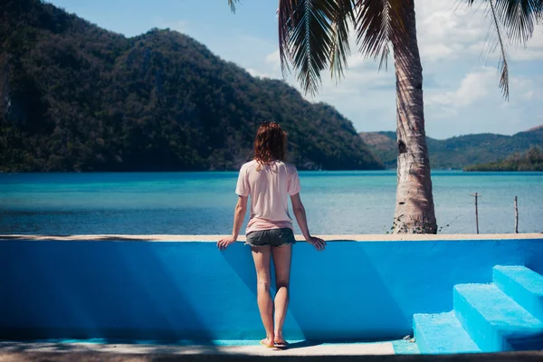 Woman standing in empty swimming pool — Stock Photo, Image