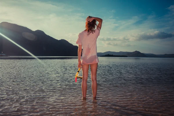 Mujer parada en la playa tropical con snorkel — Foto de Stock