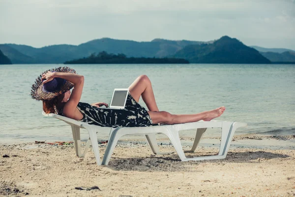 Laptop sahilde bir kadınla — Stok fotoğraf