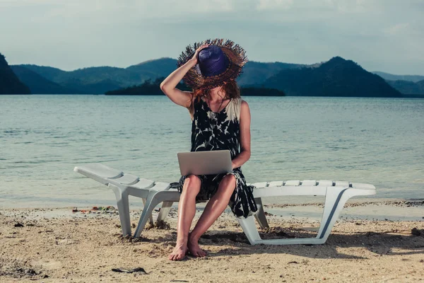 Mujer con portátil en la playa — Foto de Stock