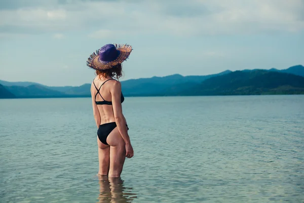 Jovem mulher admirando ilha tropical — Fotografia de Stock