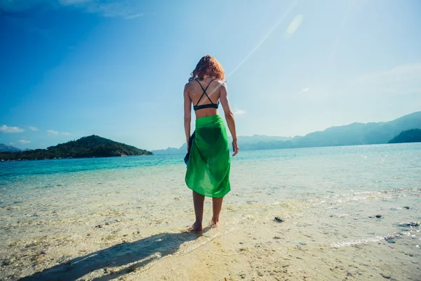 熱帯のビーチにパレオを着ている女性 — ストック写真