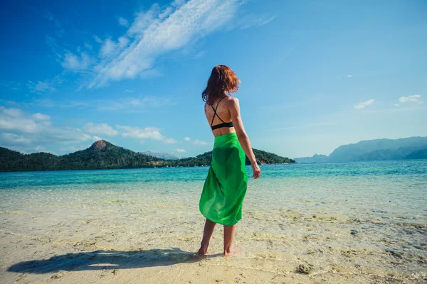 Donna che indossa il pareo sulla spiaggia tropicale — Foto Stock