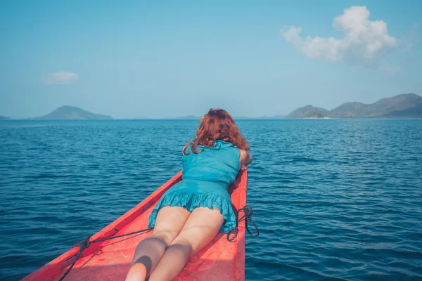 Vrouw op de boeg van kleine boot — Stockfoto