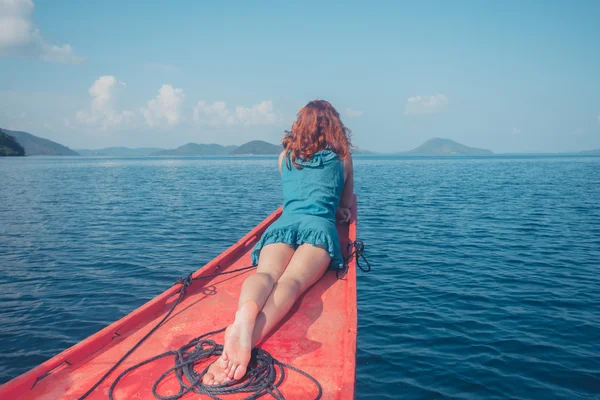 Женщина на носу маленькой лодки — стоковое фото