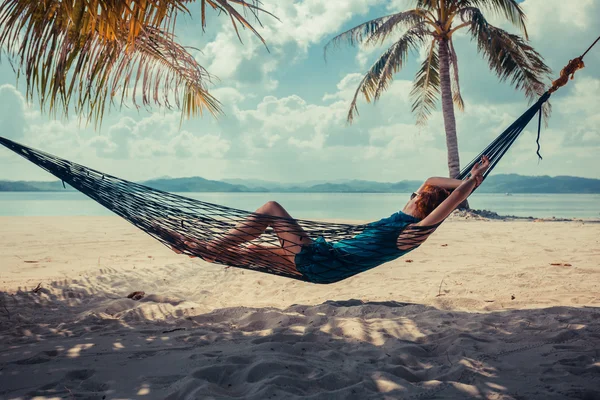 Mujer relajante en hamaca en playa tropical —  Fotos de Stock