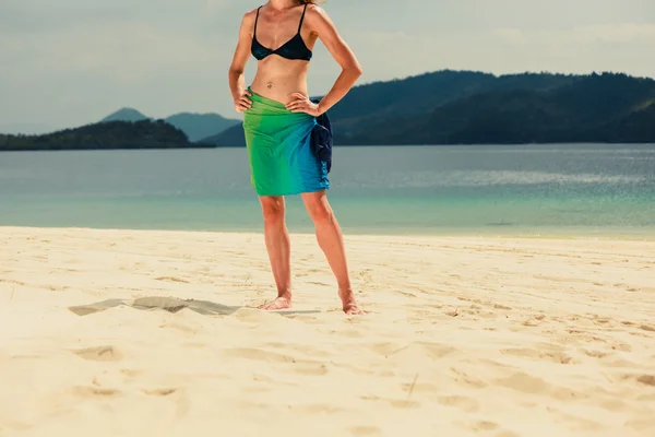 Donna che indossa il pareo sulla spiaggia tropicale — Foto Stock