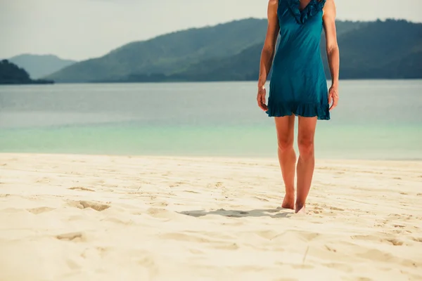 熱帯のビーチの上を歩く若い女性 — ストック写真