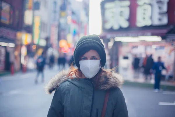 Ung kvinna med ansiktsmask i Japan — Stockfoto