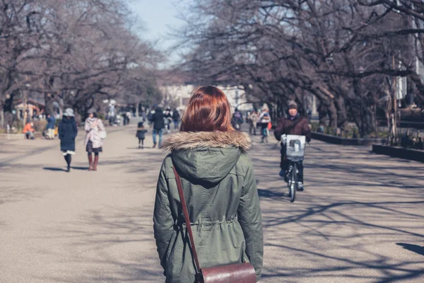 Mulher caminhando no Parque Ueno — Fotografia de Stock