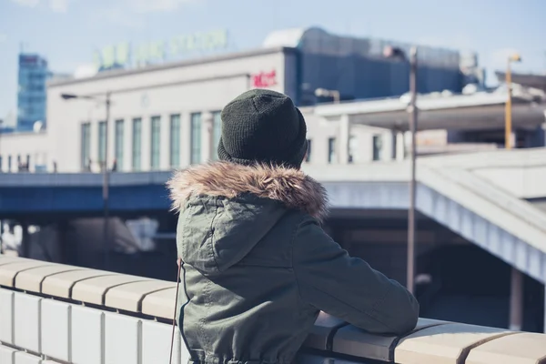 Woman looking at station in winter — Stock Photo, Image