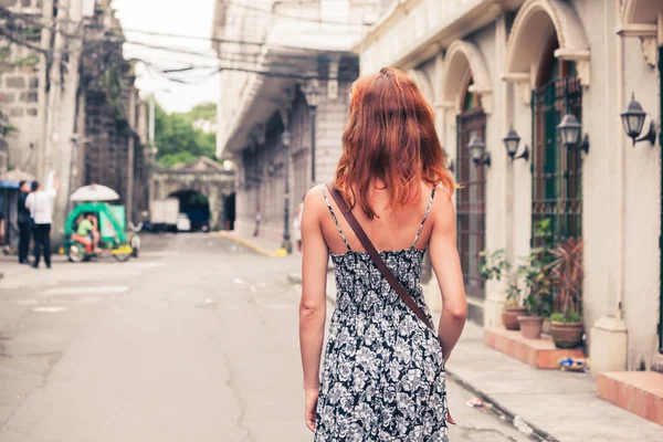 Jonge vrouw lopen in Manilla — Stockfoto