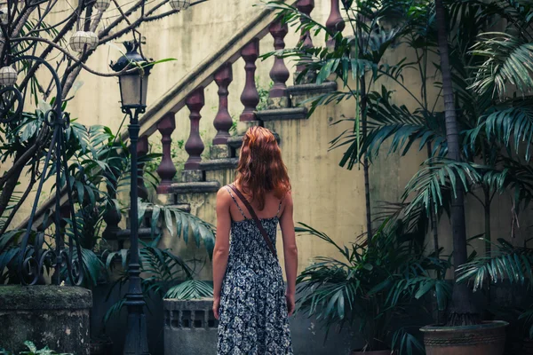 植民地時代の階段で女性 — ストック写真