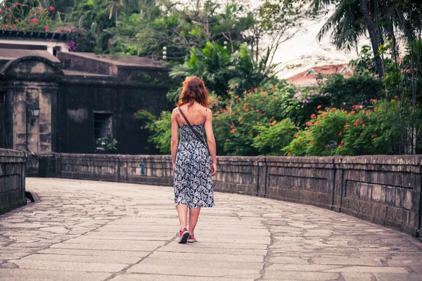 Young woman walking in Manila — Stock Photo, Image