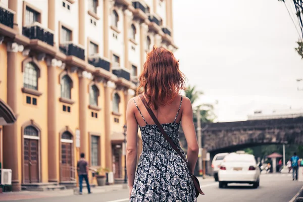 Mujer joven caminando en Manila — Foto de Stock