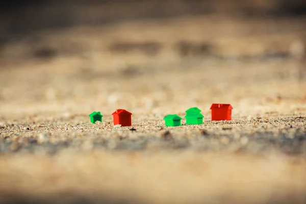 Piccole case di plastica sulla spiaggia — Foto Stock