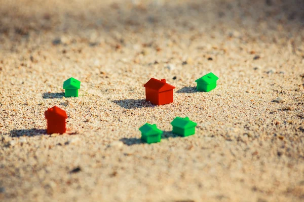 Piccole case di plastica sulla spiaggia — Foto Stock