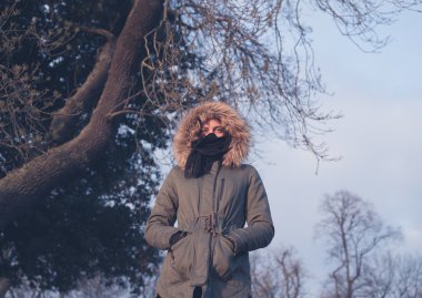 Sıcak montlu genç kadın 