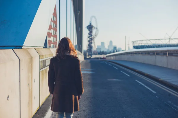 Mujer caminando en una ciudad en invierno — Foto de Stock