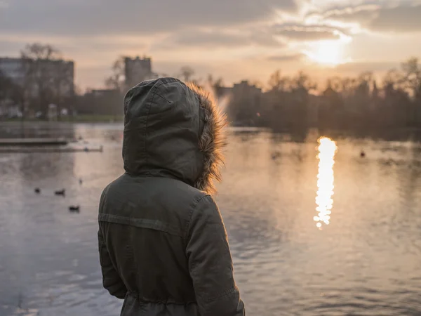 Osoba v hustý teplý kabát rybníka v zimě — Stock fotografie