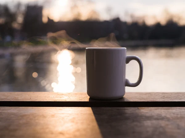 Vapore che sale dalla tazza con l'acqua — Foto Stock