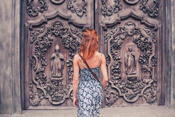 Young woman outside church — Stock Photo, Image