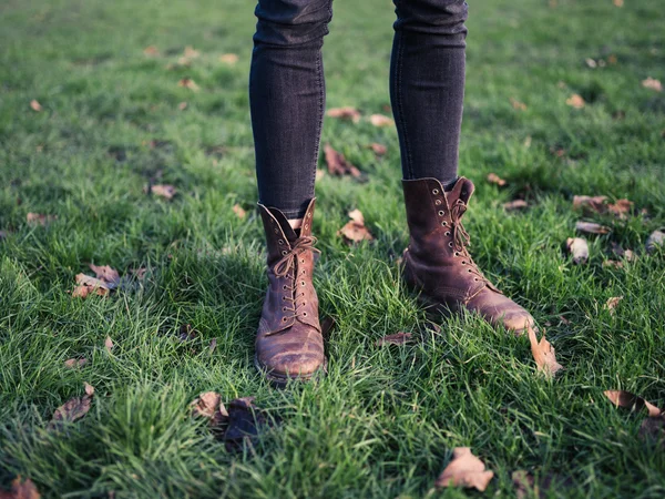 Benen van persoon permanent op het gras — Stockfoto