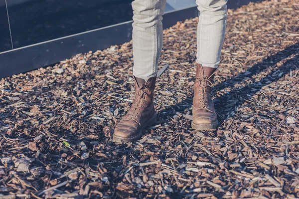 Os pés e pernas de uma pessoa usando botas — Fotografia de Stock