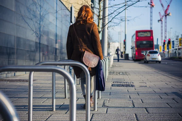 Donna che cammina in una città in inverno — Foto Stock