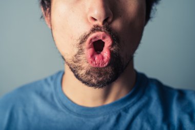 Genç adam yüzler çekerek