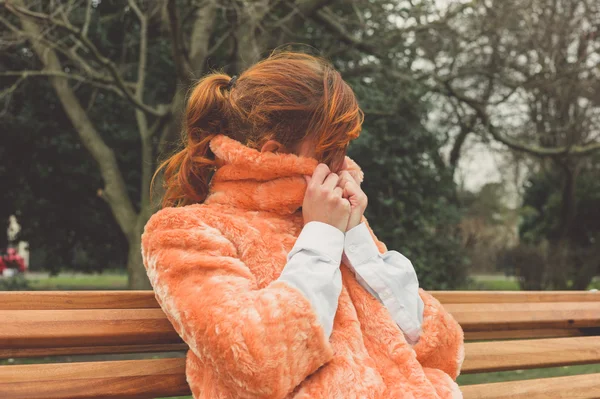 Mujer joven terminando en el día de los inviernos —  Fotos de Stock