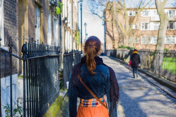 Mujer caminando calle adoquinada — Foto de Stock