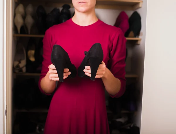 Mujer con un par de zapatos en casa — Foto de Stock