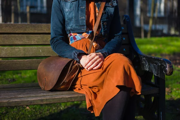 Frau sitzt auf einer Bank — Stockfoto