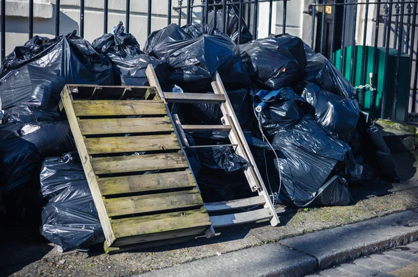 Sacos de lixo na rua — Fotografia de Stock