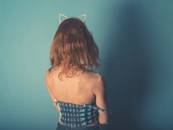 Femme avec un bandeau d'oreille de chat — Photo