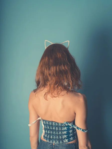 Donna con fascia per l'orecchio del gatto — Foto Stock