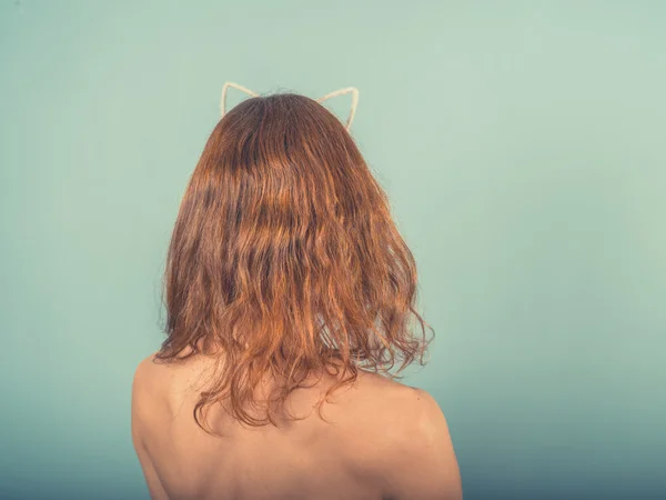 Vrouw met kat oor hairband — Stockfoto