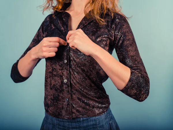 Vrouw knoopt haar shirt dicht — Stockfoto