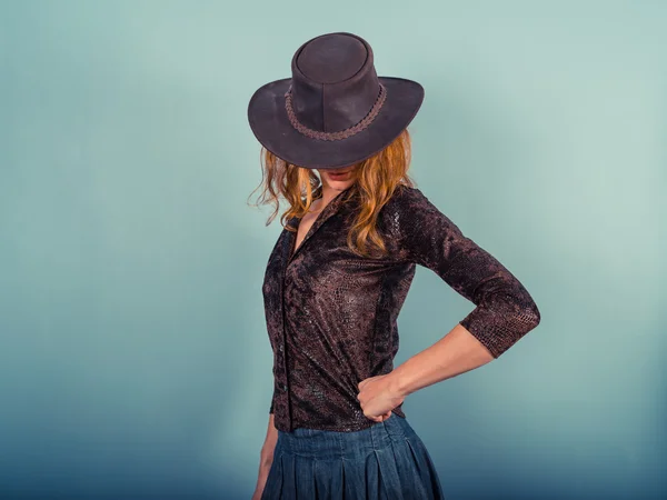 Jonge vrouw met een cowboy-hoed — Stockfoto
