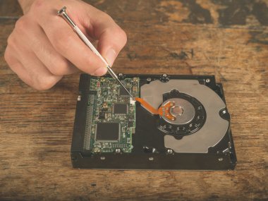 Ellerini masanın üstüne bir sabitdisk sabitleme