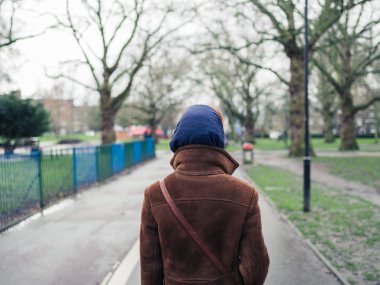 parkta yürüyen kadın