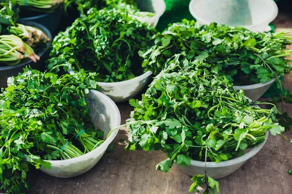 Coriandolo in un mercato vegetale — Foto Stock