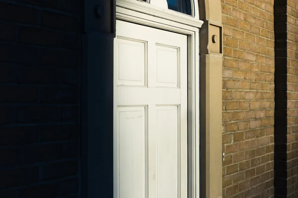 Dörren till hus i solljus — Stockfoto