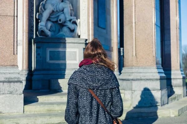 Jonge vrouw loopt in een park — Stockfoto