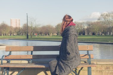 Kadın rahatlatıcı bir parkta su tarafından