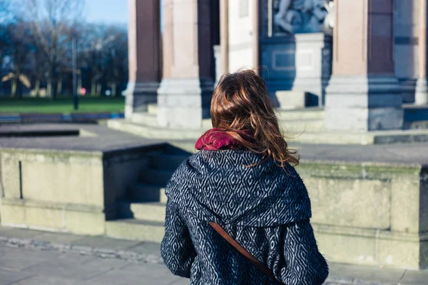 Jonge vrouw loopt in een park — Stockfoto