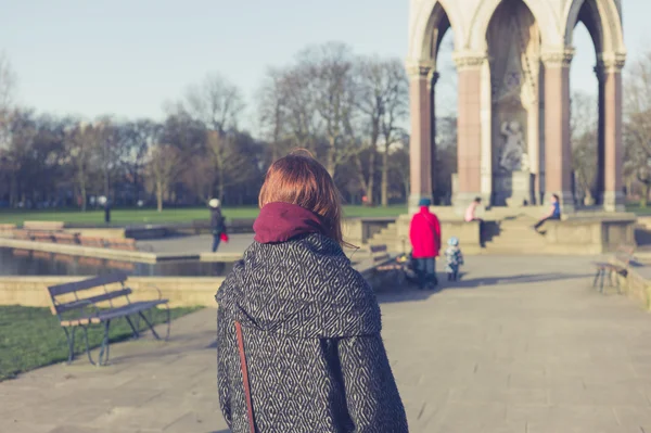 Giovane donna che cammina in un parco — Foto Stock