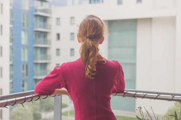 Donna in piedi sul balcone di appartamento — Foto Stock