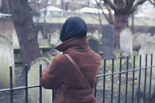 Donna in piedi vicino alle tombe — Foto Stock